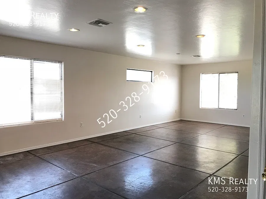3bedroom 2 Baths House - 6th Ave. & Elvira Road Owner/Agent — Photo 2