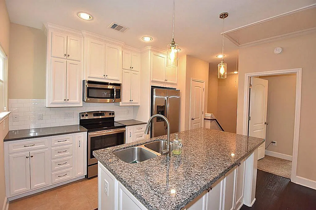 2 bed, 2.5 bath, 1325 sqft, $2,000 — Photo 3
