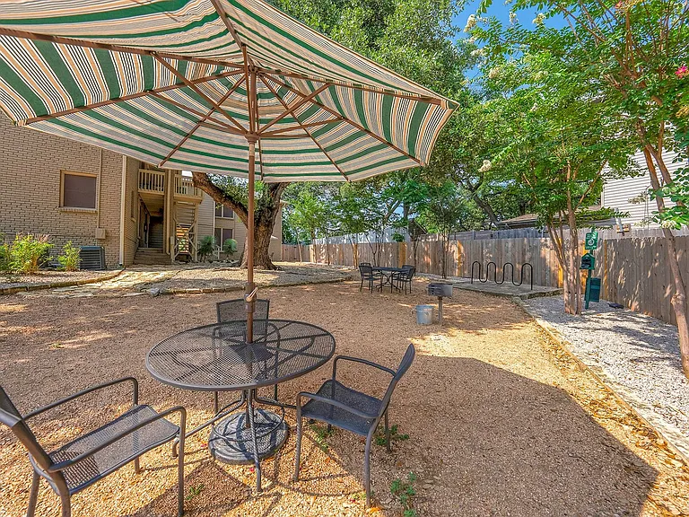 Bouldin Creek — Photo 99