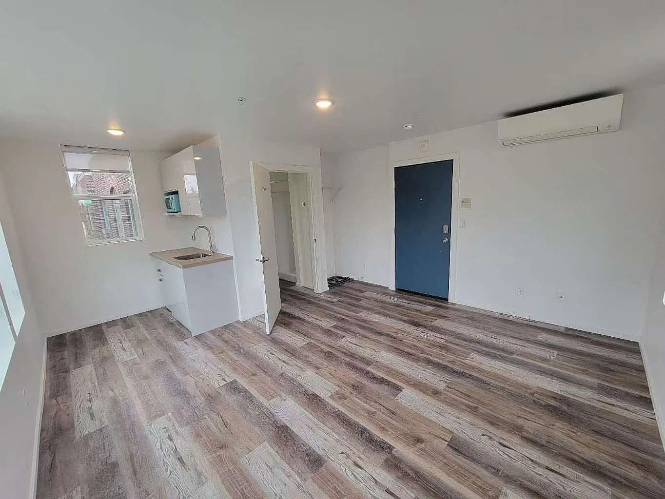 Studio, 300 sqft, $895 — Photo 2