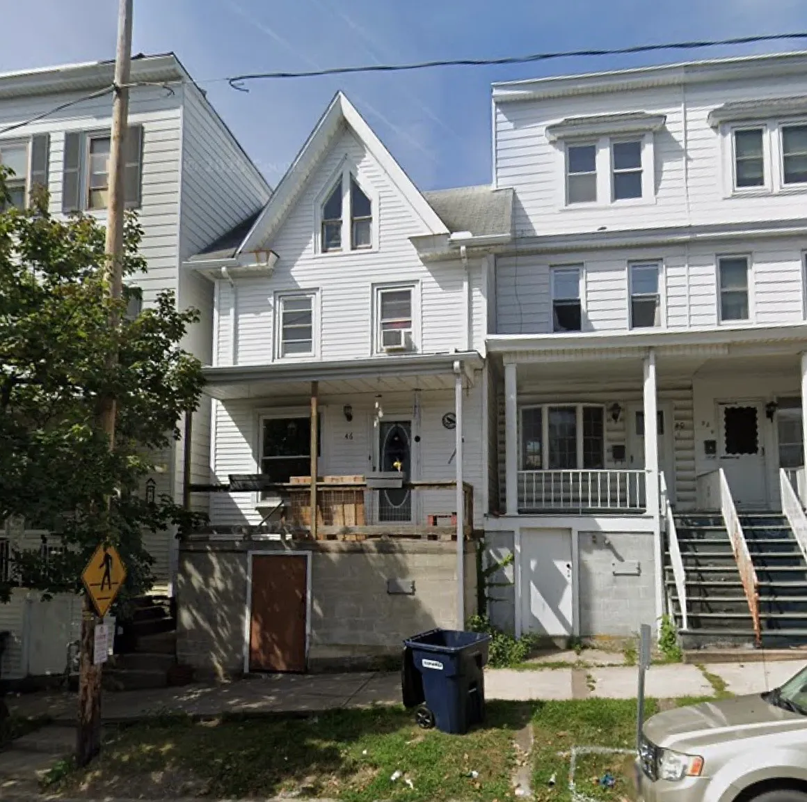 4 bed, $1,300 — Photo 1