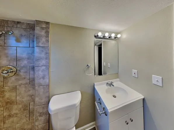 138 Cedarwood Ter, Rochester, NY 14609