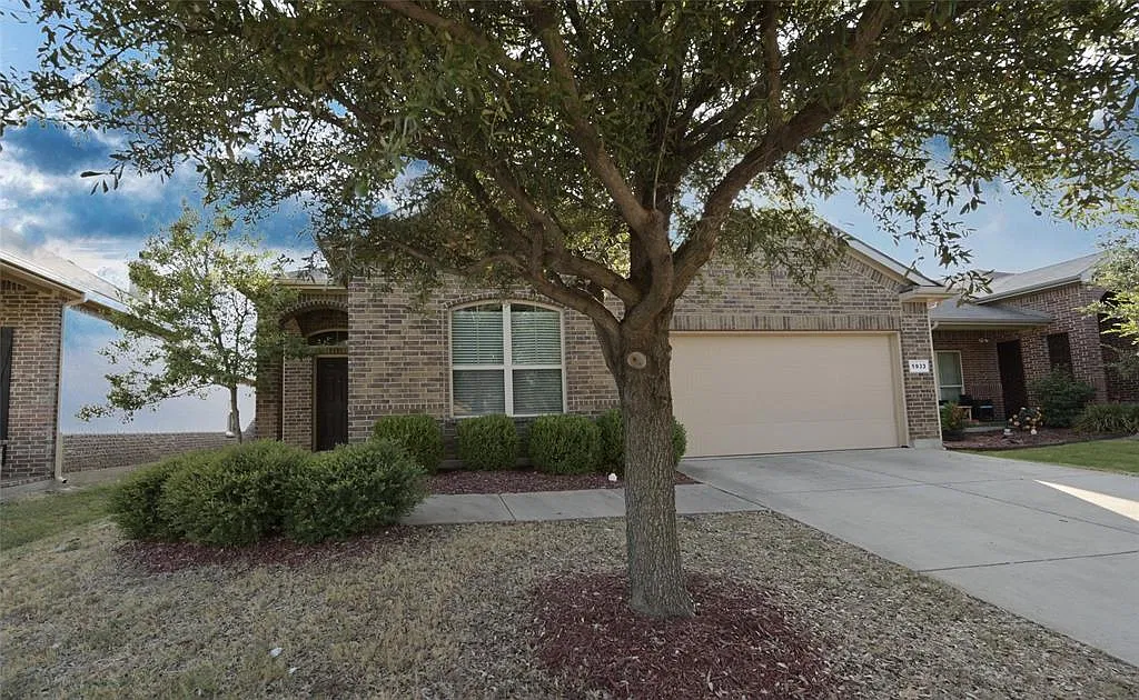 3 bed, 2.0 bath, 1441 sqft, $1,949 — Photo 1