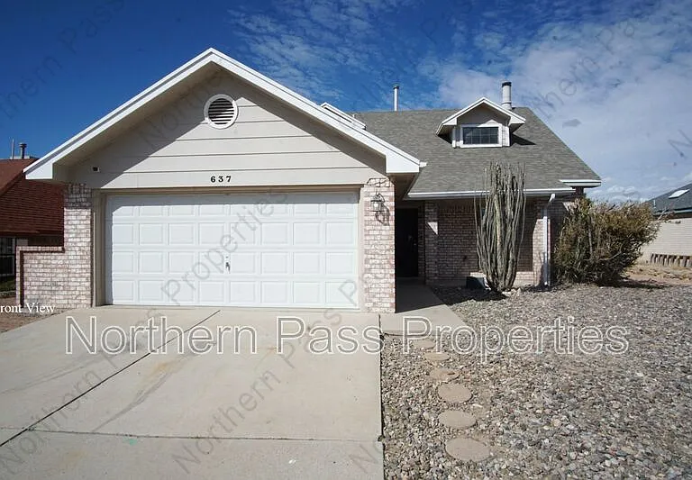 637 Woodcrest Ln — Photo 1