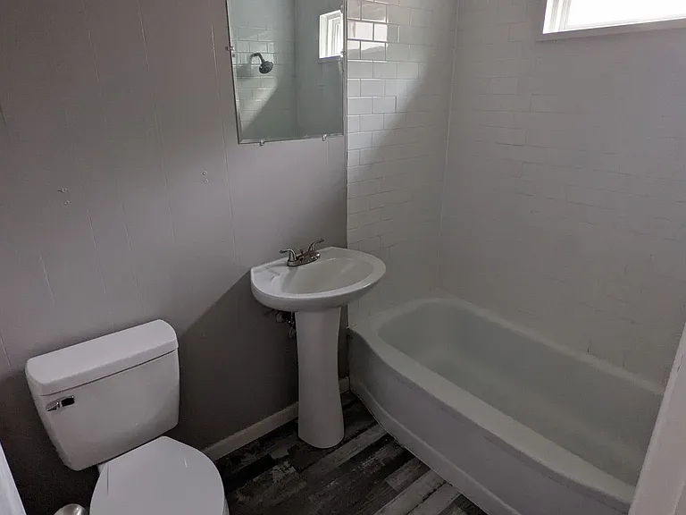 1033 S Vine St — Photo 2