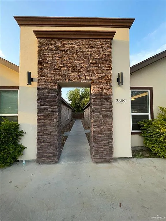 Building Photo - 3609 Valeria St #1