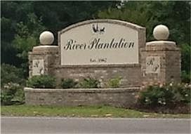 River Plantation is a well established golf course community with mature trees , easy access to I-45