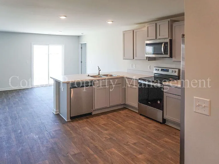 602 Draymore Dr NE — Photo 5