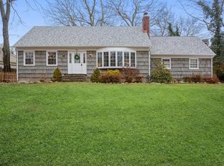 12 Magnolia Ln, Miller Place, NY 11764
