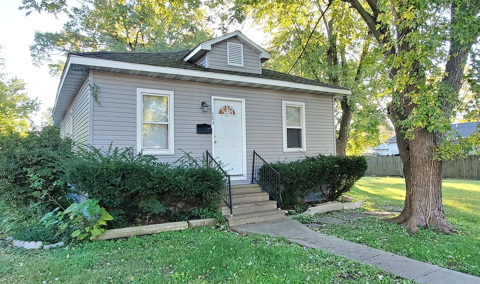 3 Bedroom 1 Bath Home with Storage Shed and Large yard — Photo 1