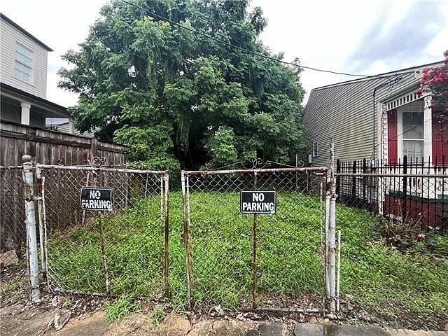 2nd image of 2358 Chippewa St