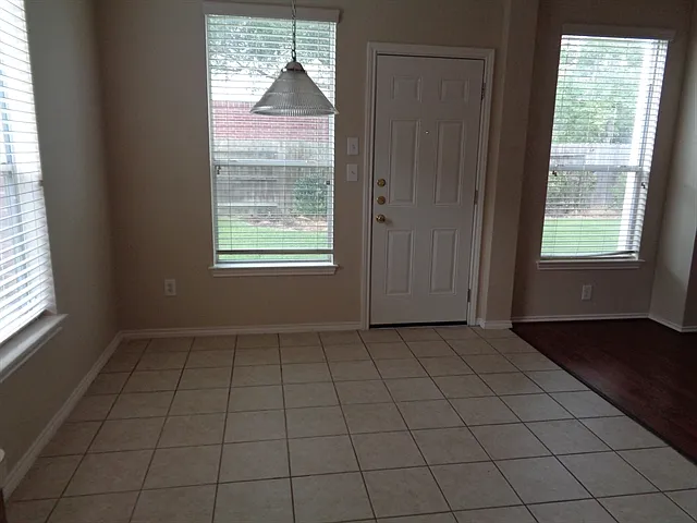 4 bed, 2.5 bath, 2434 sqft, $2,555 — Photo 3
