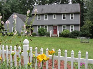 5 Mohegan Ln, Amston, CT 06231