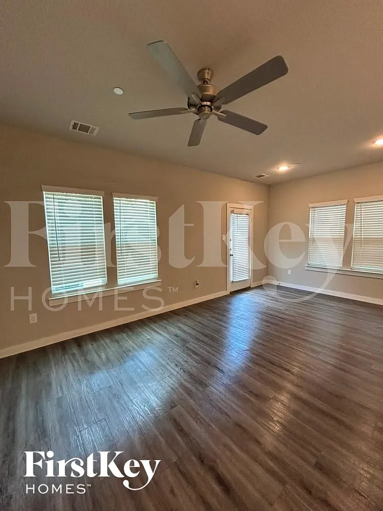 3 bed, 2.5 bath, 1619 sqft, $2,155 — Photo 2