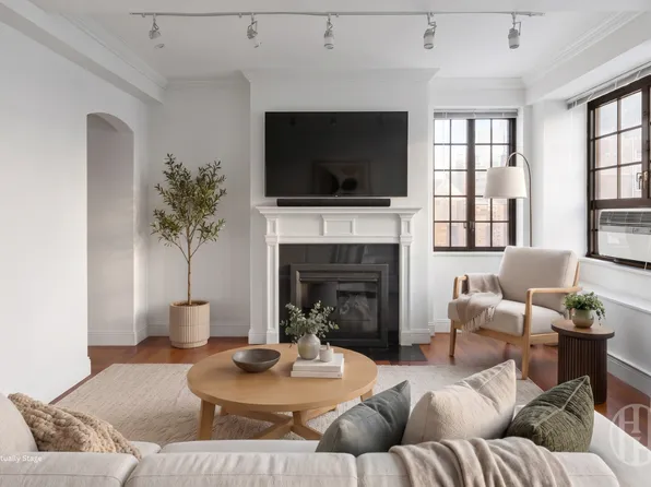 211 East 35th Street image 1 of 14