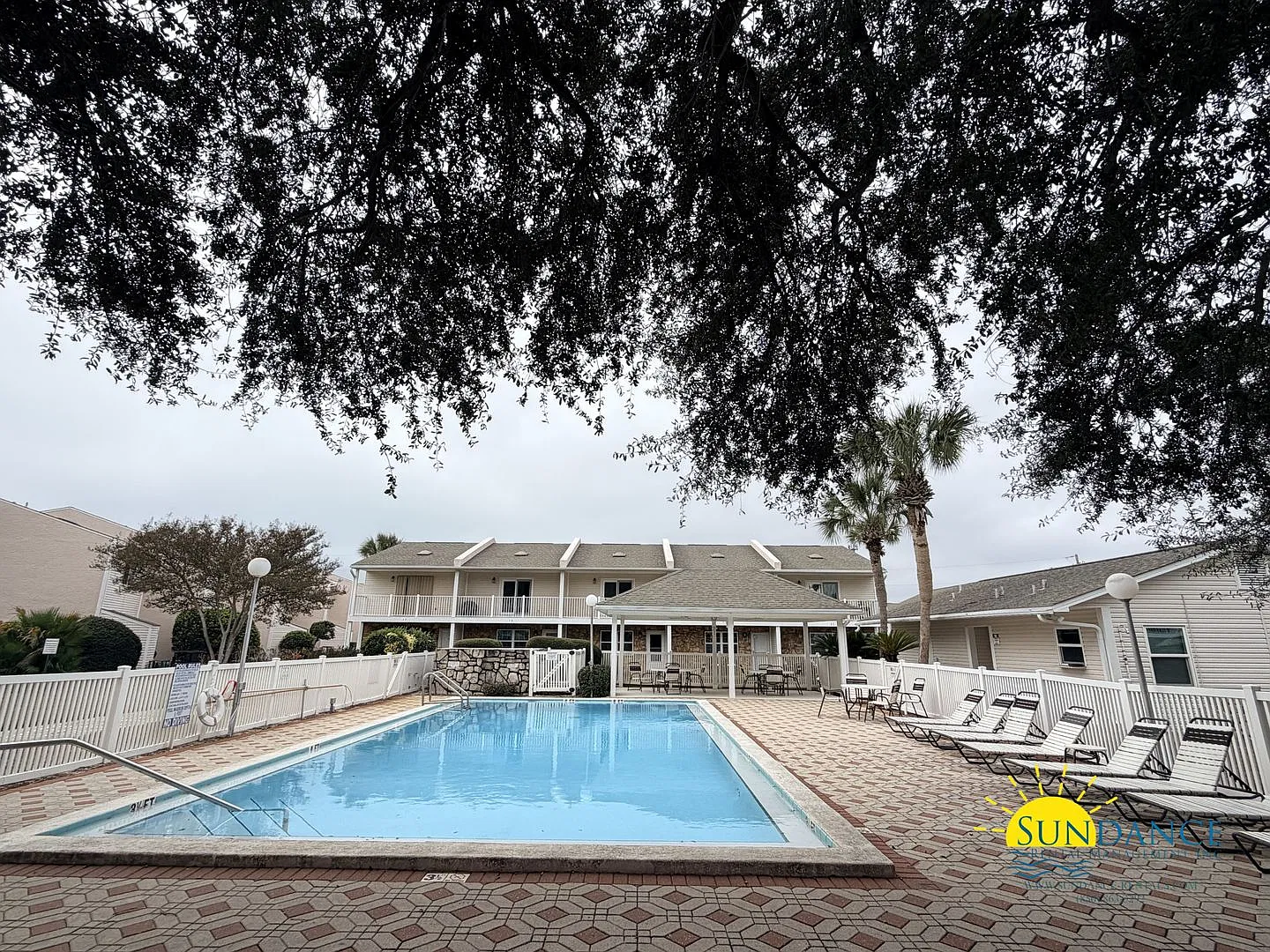 Stunning 2 Bedroom Near Miramar Beach (Fully Furnished Optional) — Photo 3