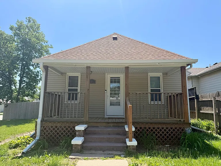 701 W C St — Photo 1