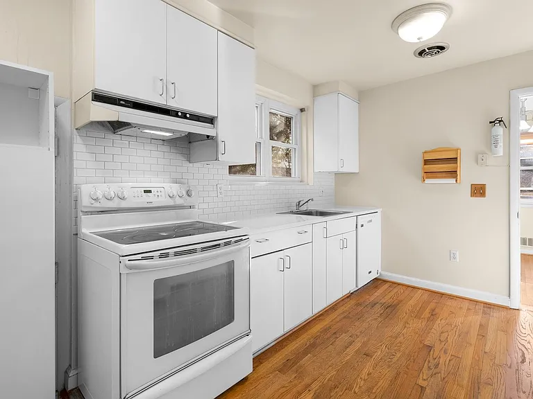 3638 Alton Pl NW — Photo 9