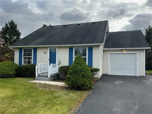 42 Woodstock Ln, Brockport, NY 14420