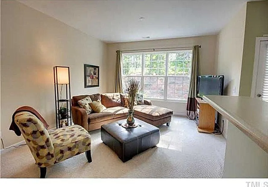 3 bed, 2.5 bath, 1547 sqft, $2,049 — Photo 2