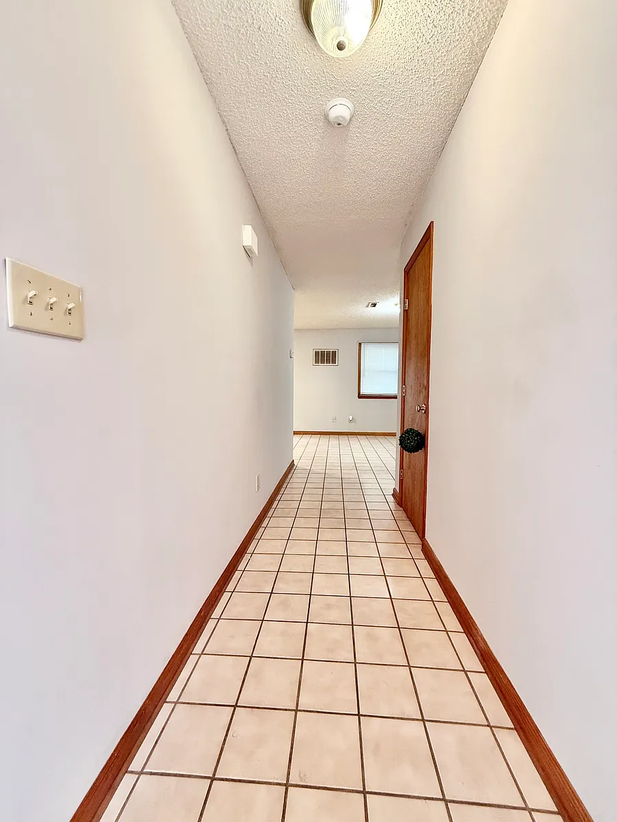Building Photo - 105 Mountain View Dr