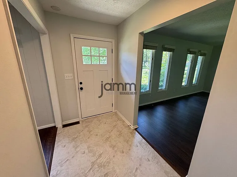 5250 Mills Creek Ln — Photo 3