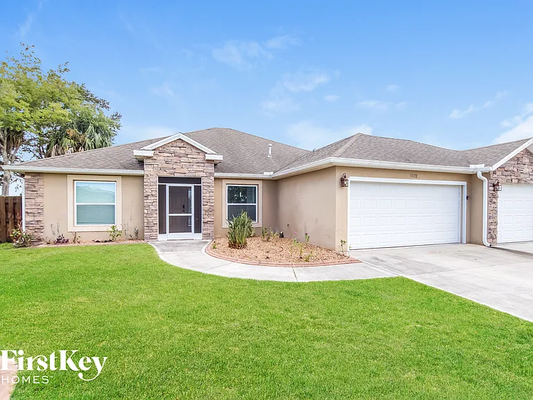 1932 Gloria Cir NE — Photo 2