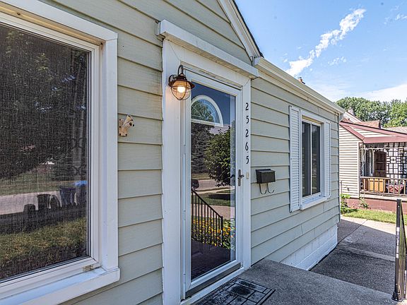 3rd image of 25265 Dartmouth St