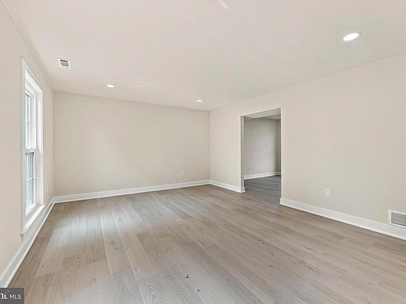 5th image of 48 Meadowrue Ct