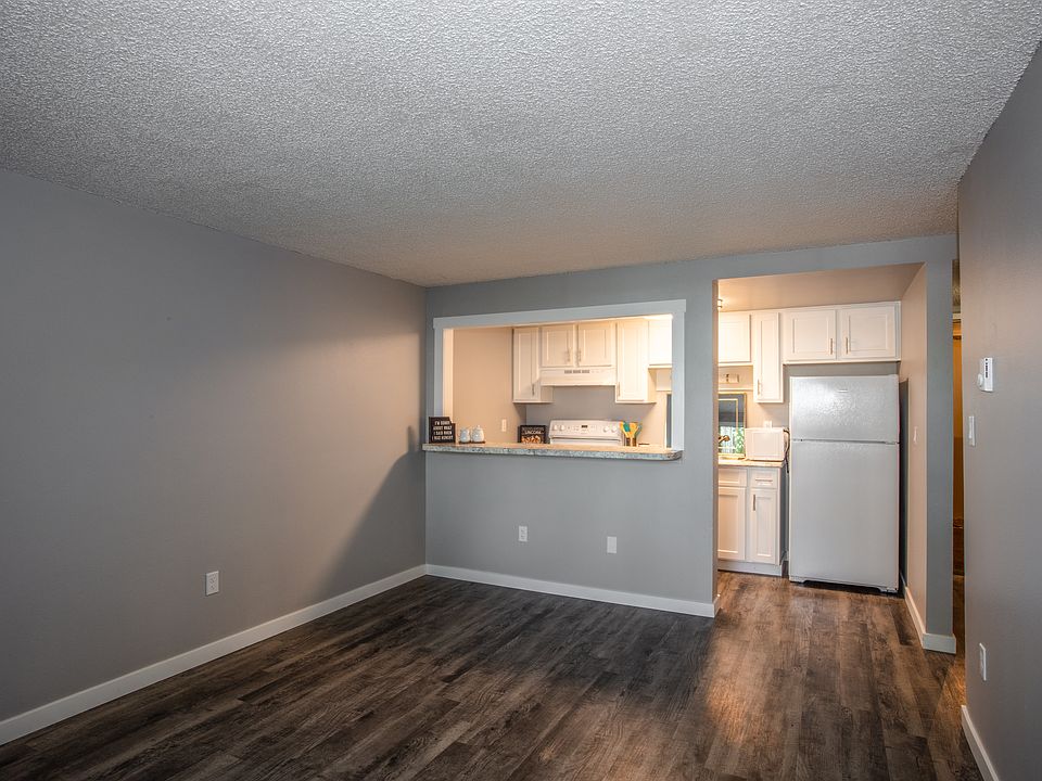 Broadmoor Apartments living room and kitchen