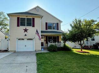 27 Pacific Ave, Middletown, NJ 07748