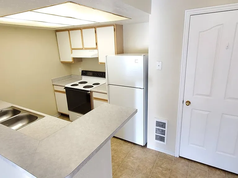Parkwood Pointe Apartments — Photo 33