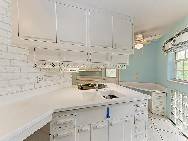 1827 Alta Vista St — Photo 14