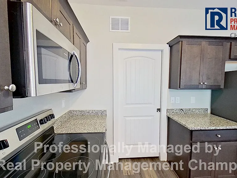 305 Cypress Ave — Photo 7