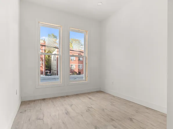 1042 Hall Place image 9 of 15