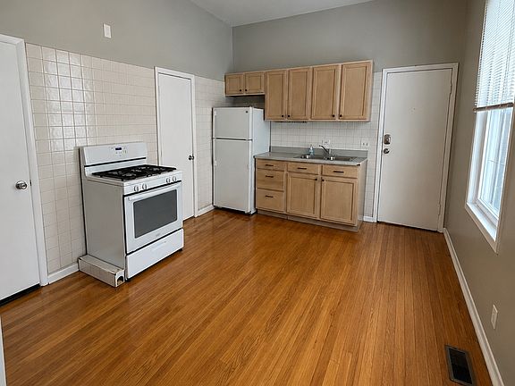4th image of 2028 W Armitage Ave APT 2R