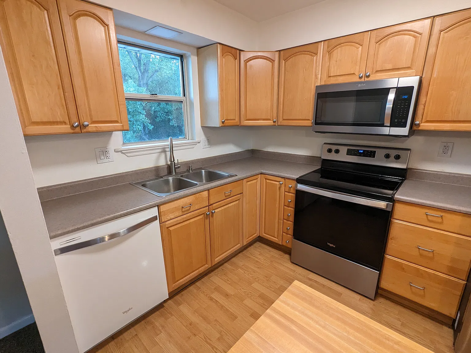 2 bed, 1000 sqft, $1,400 — Photo 3
