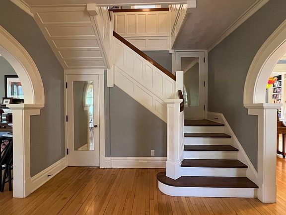 5th image of 402 E Holmes St