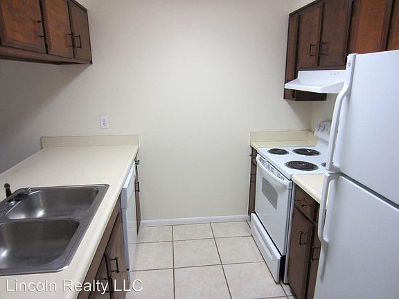 2nd image of 10 Wooddale Dr APT A