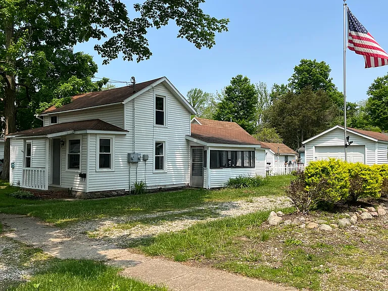 212 W Maple St — Photo 1