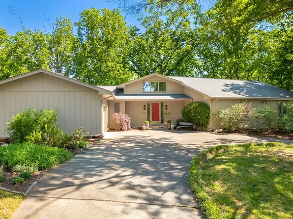 1801 Colonial Shores Dr, Hixson, TN 37343