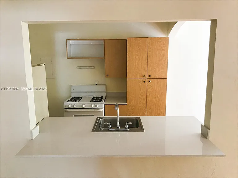 700 W 51st St #5 — Photo 4