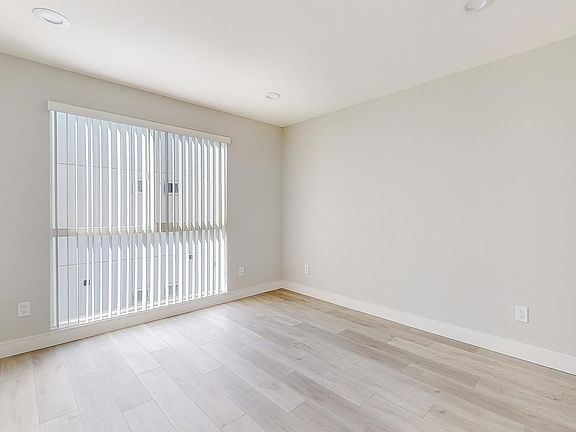 5th image of 252 1/2 Rosemont Ave #1/2