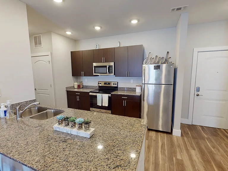The-Quarters-Bloomington-4-BED-4-BATH-Kitchen-2