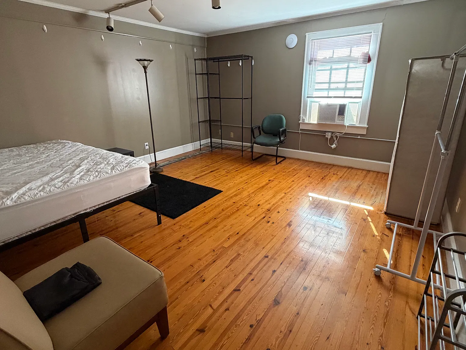 3 bed, 1.5 bath, 4000 sqft, $875 — Photo 3