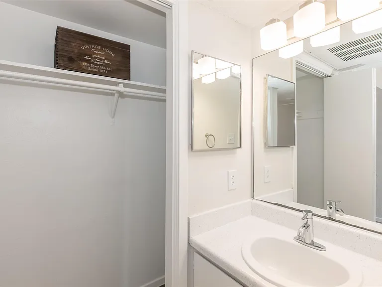 6010 N Lamar Blvd #211 — Photo 8