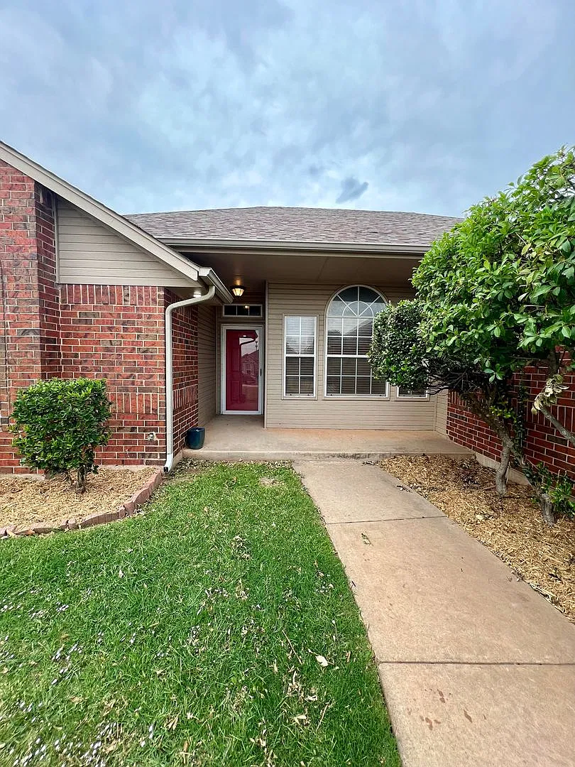 Available Now! Charming Home in East Moore — Photo 2