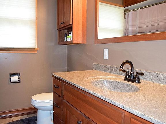 4th image of 905 3rd Ave NW