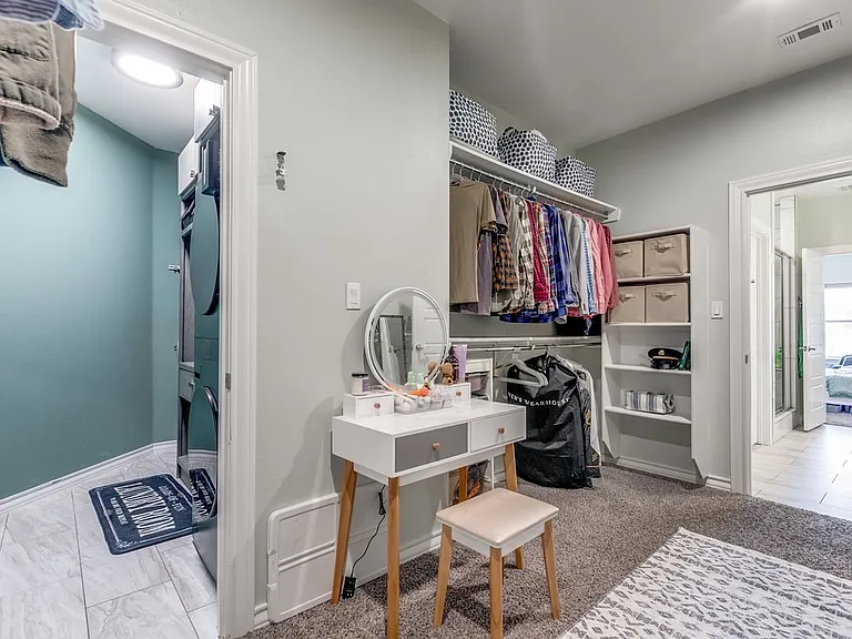 127 Katy Post — Photo 15