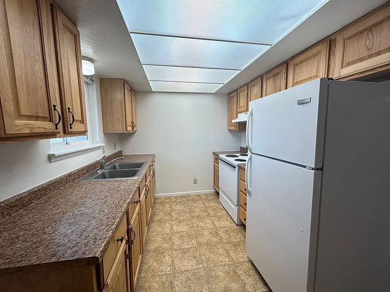 Main 819 S — Photo 13